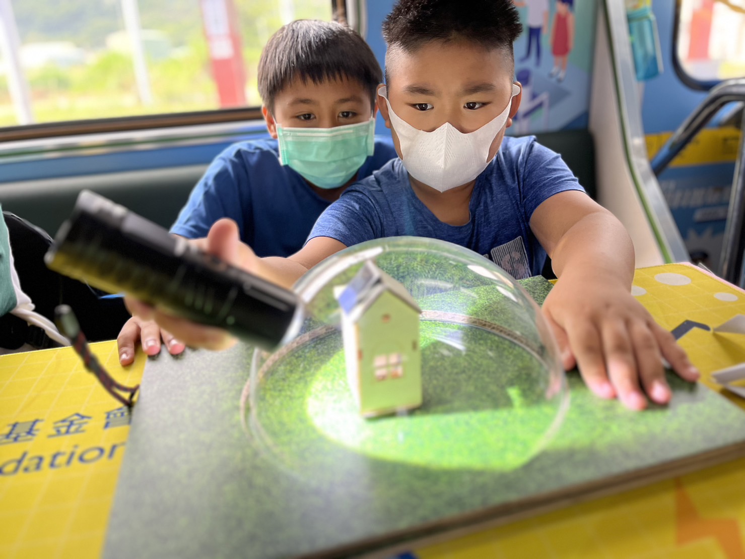 IM电竞參與基礎科學主題車廂，以STEAM教學精神，設計「逐日科學家」、「太陽能工程師」以及「淨零建築師」三大能源科普課程和實驗