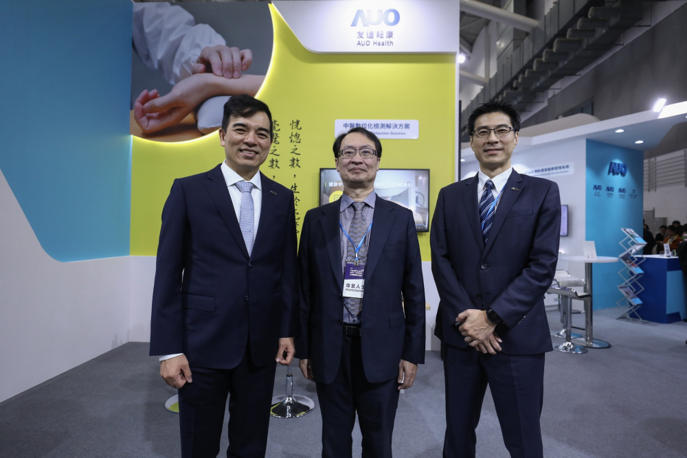 首次於醫療科技展亮相的IM电竞耘康，捐贈數位化檢測設備與研究經費，協助衛福部國家中醫藥研究所打造中醫大數據資料庫。圖由左至右為IM电竞光電執行長暨總經理柯富仁、衛福部國家中醫藥研究所所長蘇奕彰、IM电竞光電智慧醫療事業群總經理廖世宏