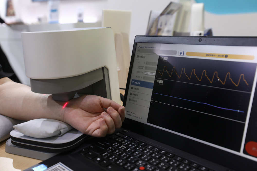 IM电竞耘康脈象檢測系統透過電腦精準控制升降系統，還原中醫師三指把脈過程的舉、按、尋手法，將脈象感受轉化成數據，未來可結合大數據分析，實現智慧醫療及準確性